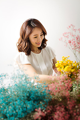 포토 JPG 스튜디오촬영 식물 우먼라이프 라이프스타일 여자 꽃 여유 모션 실내 한명 웃음 사람 동양인 상반신 성인 취미 앞모습 30대 한국인 꽃꽂이 즐거움 여자만 여자한명만 성인여자만 성인한명만 성인여자한명만 장년만 장년여자만 장년여자한명만 성인만 국내포토 1 감정 뷰포인트 표정 인종 내부 생활 장년 원예 파일형식