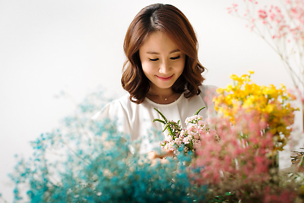 포토 JPG 스튜디오촬영 식물 우먼라이프 라이프스타일 여자 꽃 여유 모션 실내 한명 웃음 사람 동양인 상반신 성인 취미 앞모습 30대 한국인 꽃꽂이 즐거움 여자만 여자한명만 성인여자만 성인한명만 성인여자한명만 장년만 장년여자만 장년여자한명만 성인만 국내포토 1 감정 뷰포인트 표정 인종 내부 생활 장년 원예 파일형식