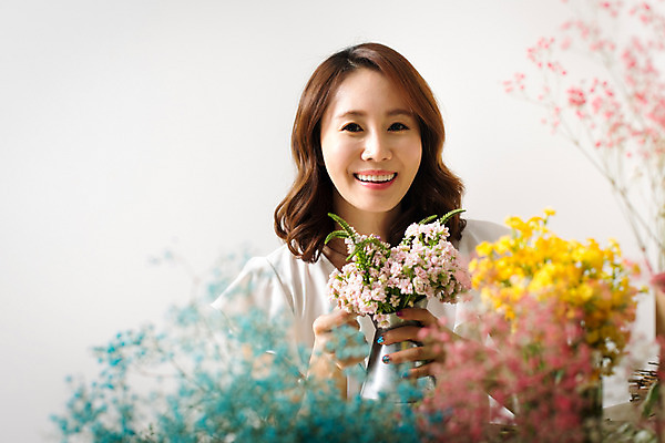 포토 JPG 스튜디오촬영 식물 우먼라이프 라이프스타일 여자 꽃 여유 모션 실내 한명 웃음 사람 동양인 상반신 성인 취미 앞모습 30대 한국인 꽃꽂이 즐거움 여자만 여자한명만 성인여자만 성인한명만 성인여자한명만 장년만 장년여자만 장년여자한명만 성인만 국내포토 1 감정 뷰포인트 표정 인종 내부 생활 장년 원예 파일형식
