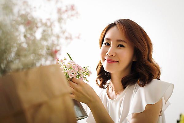 포토 JPG 스튜디오촬영 식물 우먼라이프 라이프스타일 여자 꽃 여유 모션 실내 한명 웃음 사람 동양인 상반신 성인 취미 앞모습 30대 한국인 꽃꽂이 즐거움 여자만 여자한명만 성인여자만 성인한명만 성인여자한명만 장년만 장년여자만 장년여자한명만 성인만 국내포토 1 감정 뷰포인트 표정 인종 내부 생활 장년 원예 파일형식