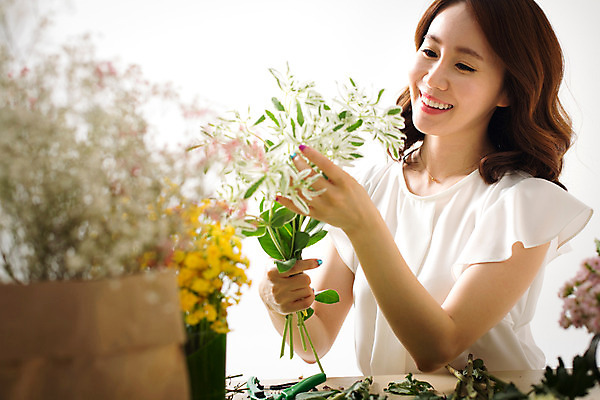 포토 JPG 스튜디오촬영 식물 우먼라이프 라이프스타일 여자 꽃 여유 모션 실내 한명 사람 동양인 상반신 성인 취미 앞모습 30대 한국인 꽃꽂이 즐거움 여자만 여자한명만 성인여자만 성인한명만 성인여자한명만 장년만 장년여자만 장년여자한명만 성인만 국내포토 1 감정 뷰포인트 인종 내부 생활 장년 원예 파일형식