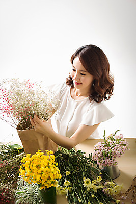 포토 JPG 스튜디오촬영 식물 우먼라이프 라이프스타일 여자 꽃 여유 모션 실내 한명 사람 동양인 상반신 성인 취미 앞모습 30대 한국인 꽃꽂이 즐거움 여자만 여자한명만 성인여자만 성인한명만 성인여자한명만 장년만 장년여자만 장년여자한명만 성인만 국내포토 1 감정 뷰포인트 인종 내부 생활 장년 원예 파일형식