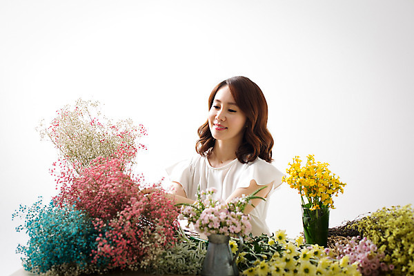 포토 JPG 스튜디오촬영 식물 우먼라이프 라이프스타일 여자 꽃 여유 모션 실내 한명 사람 동양인 상반신 성인 취미 앞모습 30대 한국인 꽃꽂이 즐거움 여자만 여자한명만 성인여자만 성인한명만 성인여자한명만 장년만 장년여자만 장년여자한명만 성인만 국내포토 1 감정 뷰포인트 인종 내부 생활 장년 원예 파일형식