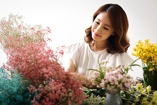 포토 JPG 스튜디오촬영 식물 우먼라이프 라이프스타일 여자 꽃 여유 모션 실내 한명 사람 동양인 상반신 성인 취미 앞모습 30대 한국인 꽃꽂이 즐거움 여자만 여자한명만 성인여자만 성인한명만 성인여자한명만 장년만 장년여자만 장년여자한명만 성인만 국내포토 1 감정 뷰포인트 인종 내부 생활 장년 원예 파일형식