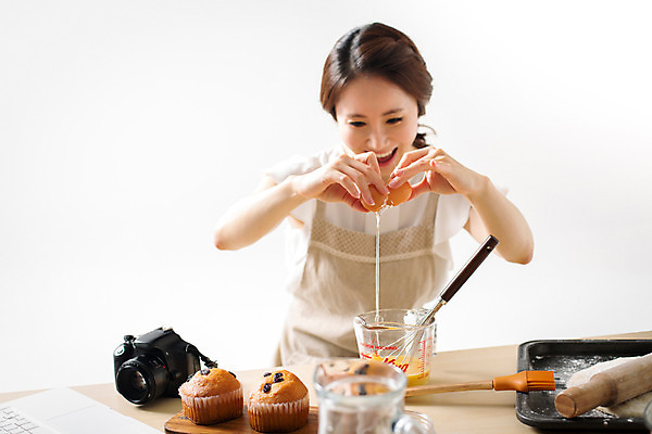 포토 JPG 스튜디오촬영 우먼라이프 라이프스타일 여자 모션 실내 한명 서기 웃음 들기 사람 동양인 상반신 성인 앞모습 30대 계란 한국인 즐거움 요리중 계량기 여자만 여자한명만 성인여자만 성인한명만 성인여자한명만 장년만 장년여자만 장년여자한명만 성인만 국내포토 1 감정 뷰포인트 표정 인종 내부 생활 장년 알 파일형식