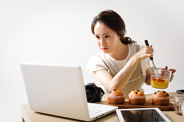 포토 JPG 스튜디오촬영 우먼라이프 라이프스타일 응시 여자 모션 주방용품 실내 한명 들기 사람 앉기 동양인 상반신 성인 앞모습 30대 노트북 한국인 고민 머핀 요리중 계량기 여자만 여자한명만 성인여자만 성인한명만 성인여자한명만 장년만 장년여자만 장년여자한명만 성인만 국내포토 1 시선 감정 빵 뷰포인트 생활용품 인종 내부 생활 장년 전자제품 파일형식