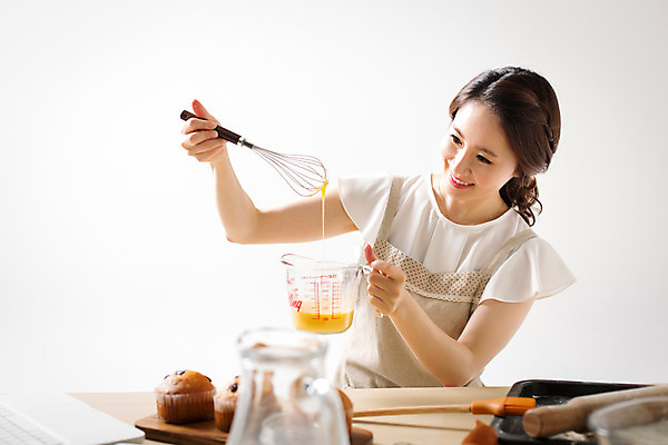 포토 JPG 스튜디오촬영 우먼라이프 라이프스타일 여자 모션 실내 한명 서기 웃음 들기 사람 동양인 상반신 성인 앞모습 30대 계란 한국인 즐거움 거품기 요리중 계량기 여자만 여자한명만 성인여자만 성인한명만 성인여자한명만 장년만 장년여자만 장년여자한명만 성인만 국내포토 1 감정 뷰포인트 주방용품 표정 인종 내부 생활 장년 알 파일형식