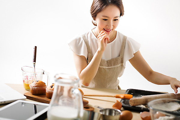 포토 JPG 스튜디오촬영 우먼라이프 라이프스타일 여자 모션 실내 한명 서기 사람 동양인 상반신 성인 앞모습 30대 한국인 요리중 여자만 여자한명만 성인여자만 성인한명만 성인여자한명만 장년만 장년여자만 장년여자한명만 성인만 국내포토 1 뷰포인트 인종 내부 생활 장년 파일형식