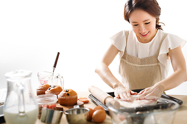 포토 JPG 스튜디오촬영 우먼라이프 라이프스타일 여자 모션 실내 한명 서기 사람 동양인 손짓 상반신 성인 앞모습 30대 한국인 즐거움 반죽 밀가루 요리중 여자만 여자한명만 성인여자만 성인한명만 성인여자한명만 장년만 장년여자만 장년여자한명만 성인만 국내포토 1 감정 뷰포인트 인종 내부 생활 장년 가루 파일형식