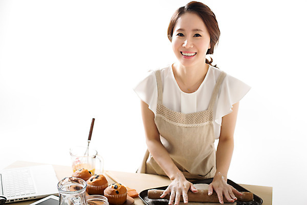 포토 JPG 스튜디오촬영 우먼라이프 라이프스타일 여자 모션 실내 한명 서기 웃음 사람 동양인 상반신 성인 앞모습 30대 한국인 즐거움 반죽 밀대 요리중 여자만 여자한명만 성인여자만 성인한명만 성인여자한명만 장년만 장년여자만 장년여자한명만 성인만 국내포토 1 감정 뷰포인트 주방용품 표정 인종 내부 생활 장년 파일형식