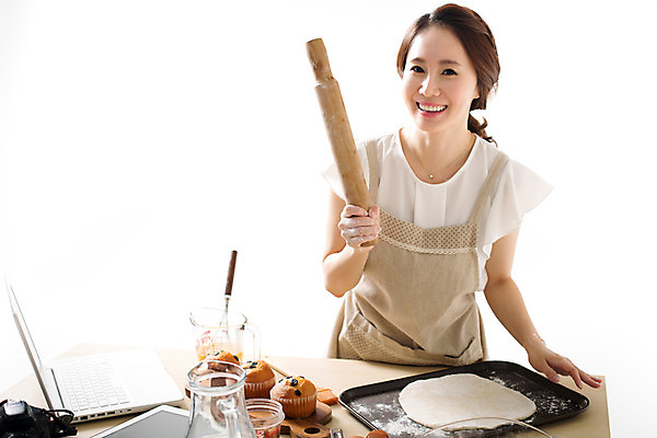 포토 JPG 스튜디오촬영 우먼라이프 라이프스타일 여자 모션 실내 한명 서기 웃음 들기 사람 동양인 상반신 성인 앞모습 30대 한국인 즐거움 반죽 밀가루 밀대 요리중 여자만 여자한명만 성인여자만 성인한명만 성인여자한명만 장년만 장년여자만 장년여자한명만 성인만 국내포토 1 감정 뷰포인트 주방용품 표정 인종 내부 생활 장년 가루 파일형식