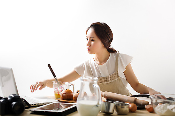 포토 JPG 스튜디오촬영 우먼라이프 라이프스타일 응시 여자 모션 실내 한명 서기 사람 앉기 동양인 상반신 성인 앞모습 30대 노트북 한국인 요리중 여자만 여자한명만 성인여자만 성인한명만 성인여자한명만 장년만 장년여자만 장년여자한명만 성인만 국내포토 1 시선 뷰포인트 인종 내부 생활 장년 전자제품 파일형식