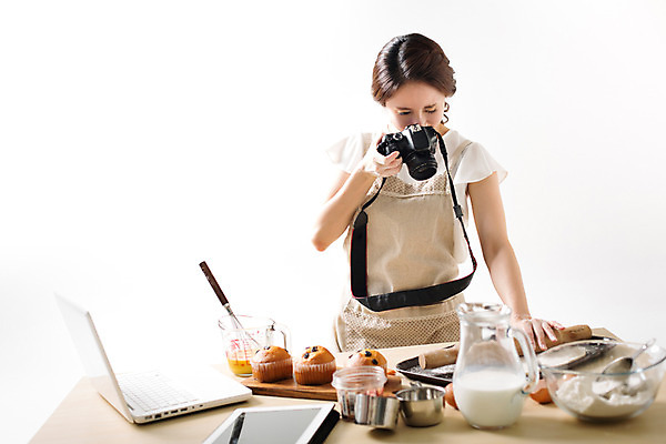 포토 JPG 스튜디오촬영 우먼라이프 라이프스타일 여자 모션 실내 한명 서기 들기 사람 동양인 상반신 성인 앞모습 30대 카메라 사진촬영 한국인 즐거움 요리중 여자만 여자한명만 성인여자만 성인한명만 성인여자한명만 장년만 장년여자만 장년여자한명만 성인만 국내포토 1 감정 뷰포인트 인종 내부 생활 장년 전자제품 촬영 파일형식