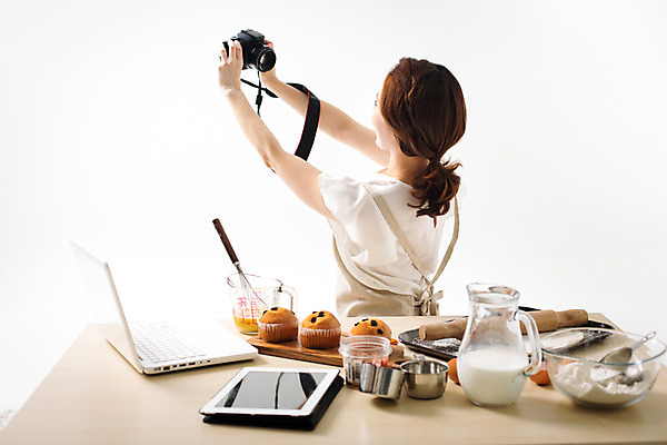 포토 JPG 스튜디오촬영 우먼라이프 라이프스타일 여자 모션 실내 한명 서기 들기 사람 동양인 상반신 성인 뒷모습 30대 카메라 사진촬영 한국인 셀프카메라 즐거움 요리중 여자만 여자한명만 성인여자만 성인한명만 성인여자한명만 장년만 장년여자만 장년여자한명만 성인만 국내포토 1 감정 뷰포인트 인종 내부 생활 장년 전자제품 촬영 파일형식