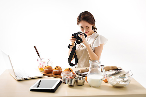 포토 JPG 스튜디오촬영 우먼라이프 라이프스타일 여자 모션 실내 한명 서기 들기 사람 동양인 상반신 성인 앞모습 30대 카메라 사진촬영 한국인 즐거움 요리중 여자만 여자한명만 성인여자만 성인한명만 성인여자한명만 장년만 장년여자만 장년여자한명만 성인만 국내포토 1 감정 뷰포인트 인종 내부 생활 장년 전자제품 촬영 파일형식