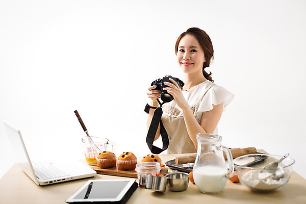 포토 JPG 스튜디오촬영 우먼라이프 라이프스타일 여자 모션 실내 한명 서기 웃음 들기 사람 동양인 상반신 성인 앞모습 30대 카메라 사진촬영 한국인 즐거움 요리중 여자만 여자한명만 성인여자만 성인한명만 성인여자한명만 장년만 장년여자만 장년여자한명만 성인만 국내포토 1 감정 뷰포인트 표정 인종 내부 생활 장년 전자제품 촬영 파일형식