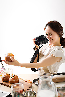 포토 JPG 스튜디오촬영 우먼라이프 라이프스타일 여자 모션 실내 한명 서기 들기 사람 동양인 상반신 성인 옆모습 30대 카메라 사진촬영 한국인 즐거움 머핀 요리중 여자만 여자한명만 성인여자만 성인한명만 성인여자한명만 장년만 장년여자만 장년여자한명만 성인만 국내포토 1 감정 빵 뷰포인트 인종 내부 생활 장년 전자제품 촬영 파일형식
