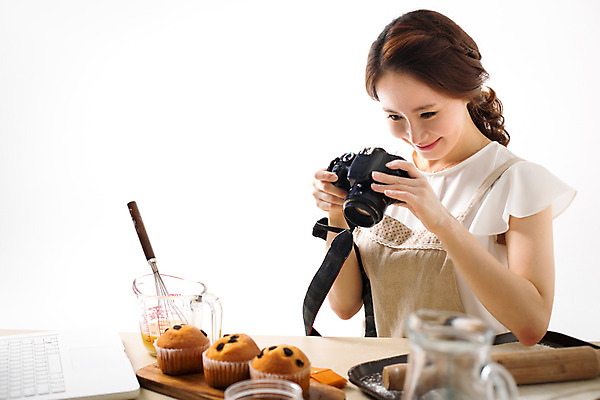 포토 JPG 스튜디오촬영 우먼라이프 라이프스타일 여자 모션 실내 한명 서기 웃음 들기 사람 동양인 상반신 성인 앞모습 30대 카메라 사진촬영 한국인 즐거움 머핀 요리중 여자만 여자한명만 성인여자만 성인한명만 성인여자한명만 장년만 장년여자만 장년여자한명만 성인만 국내포토 1 감정 빵 뷰포인트 표정 인종 내부 생활 장년 전자제품 촬영 파일형식