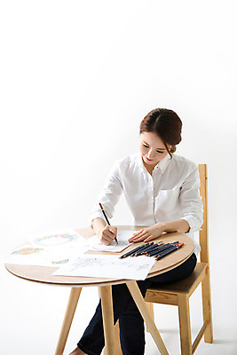 포토 JPG 스튜디오촬영 우먼라이프 라이프스타일 여자 여유 모션 탁자 색연필 실내 한명 사람 앉기 동양인 상반신 성인 취미 앞모습 30대 한국인 그리기 즐거움 그림 여자만 여자한명만 성인여자만 성인한명만 성인여자한명만 장년만 장년여자만 장년여자한명만 성인만 국내포토 1 감정 뷰포인트 가구 학용품 인종 내부 생활 장년 파일형식