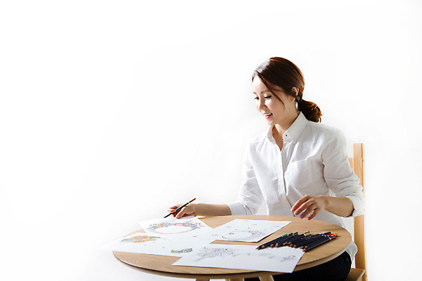 포토 JPG 스튜디오촬영 우먼라이프 라이프스타일 여자 여유 모션 탁자 색연필 실내 한명 사람 앉기 동양인 상반신 성인 취미 앞모습 30대 한국인 즐거움 그림 여자만 여자한명만 성인여자만 성인한명만 성인여자한명만 장년만 장년여자만 장년여자한명만 성인만 국내포토 1 감정 뷰포인트 가구 학용품 인종 내부 생활 장년 파일형식