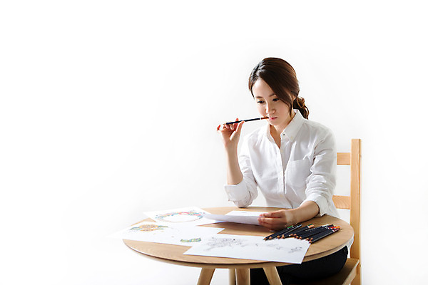 포토 JPG 스튜디오촬영 우먼라이프 라이프스타일 여자 여유 생각 모션 탁자 색연필 실내 한명 사람 앉기 동양인 상반신 성인 취미 앞모습 30대 한국인 고민 그림 여자만 여자한명만 성인여자만 성인한명만 성인여자한명만 장년만 장년여자만 장년여자한명만 성인만 국내포토 1 감정 뷰포인트 가구 학용품 인종 내부 생활 장년 파일형식