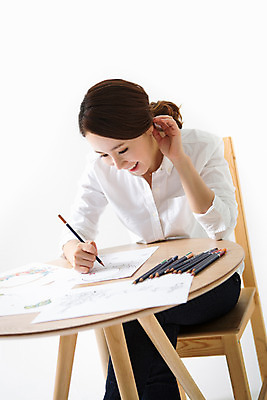 포토 JPG 스튜디오촬영 우먼라이프 라이프스타일 여자 여유 모션 탁자 색연필 실내 한명 웃음 사람 앉기 동양인 상반신 성인 취미 앞모습 30대 한국인 그리기 즐거움 그림 여자만 여자한명만 성인여자만 성인한명만 성인여자한명만 장년만 장년여자만 장년여자한명만 성인만 국내포토 1 감정 뷰포인트 가구 학용품 표정 인종 내부 생활 장년 파일형식