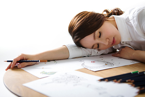 포토 JPG 스튜디오촬영 우먼라이프 라이프스타일 여자 여유 엎드리기 모션 탁자 색연필 실내 한명 사람 동양인 상반신 성인 옆모습 30대 한국인 잠 지루함 그림 여자만 여자한명만 성인여자만 성인한명만 성인여자한명만 장년만 장년여자만 장년여자한명만 성인만 국내포토 1 감정 뷰포인트 가구 학용품 인종 내부 생활 장년 파일형식