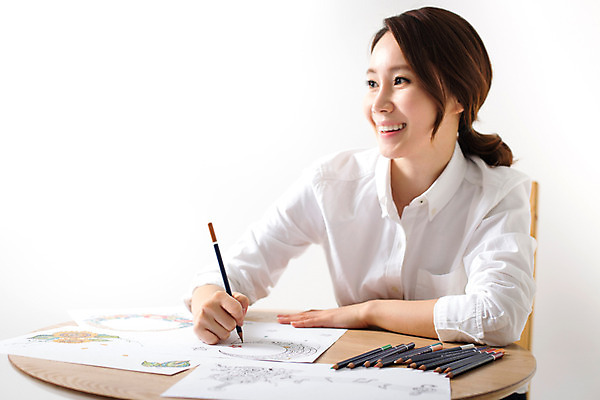 포토 JPG 스튜디오촬영 우먼라이프 라이프스타일 여자 여유 모션 탁자 색연필 실내 한명 웃음 들기 사람 앉기 동양인 상반신 성인 취미 옆모습 30대 한국인 그리기 즐거움 그림 여자만 여자한명만 성인여자만 성인한명만 성인여자한명만 장년만 장년여자만 장년여자한명만 성인만 국내포토 1 감정 뷰포인트 가구 학용품 표정 인종 내부 생활 장년 파일형식