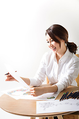 포토 JPG 스튜디오촬영 우먼라이프 라이프스타일 여자 여유 모션 탁자 색연필 실내 한명 웃음 들기 사람 앉기 동양인 상반신 성인 취미 옆모습 30대 한국인 그리기 즐거움 그림 여자만 여자한명만 성인여자만 성인한명만 성인여자한명만 장년만 장년여자만 장년여자한명만 성인만 국내포토 1 감정 뷰포인트 가구 학용품 표정 인종 내부 생활 장년 파일형식