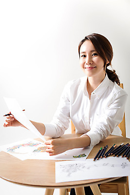 포토 JPG 스튜디오촬영 우먼라이프 라이프스타일 여자 여유 모션 탁자 색연필 실내 한명 웃음 들기 사람 앉기 동양인 상반신 성인 취미 옆모습 30대 한국인 그리기 즐거움 그림 여자만 여자한명만 성인여자만 성인한명만 성인여자한명만 장년만 장년여자만 장년여자한명만 성인만 국내포토 1 감정 뷰포인트 가구 학용품 표정 인종 내부 생활 장년 파일형식