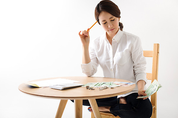 포토 JPG 스튜디오촬영 우먼라이프 라이프스타일 여자 돈 생각 모션 탁자 실내 한명 들기 사람 앉기 동양인 상반신 성인 앞모습 30대 연필 저축 한국인 절약 소중 고민 여자만 여자한명만 성인여자만 성인한명만 성인여자한명만 장년만 장년여자만 장년여자한명만 성인만 국내포토 1 감정 뷰포인트 가구 컨셉 학용품 인종 내부 생활 장년 금융 필기구 재산 파일형식