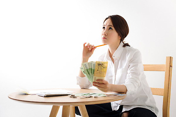 포토 JPG 스튜디오촬영 우먼라이프 라이프스타일 여자 돈 생각 모션 탁자 실내 한명 들기 사람 앉기 동양인 상반신 성인 옆모습 30대 연필 저축 한국인 올려보기 절약 소중 고민 여자만 여자한명만 성인여자만 성인한명만 성인여자한명만 장년만 장년여자만 장년여자한명만 성인만 국내포토 1 감정 뷰포인트 가구 컨셉 학용품 인종 내부 생활 장년 금융 필기구 재산 파일형식