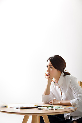 포토 JPG 스튜디오촬영 우먼라이프 라이프스타일 여자 돈 생각 모션 탁자 실내 한명 사람 앉기 동양인 상반신 성인 옆모습 30대 턱괴기 저축 한국인 절약 소중 여자만 여자한명만 성인여자만 성인한명만 성인여자한명만 장년만 장년여자만 장년여자한명만 성인만 국내포토 1 뷰포인트 가구 컨셉 인종 내부 생활 장년 금융 재산 파일형식