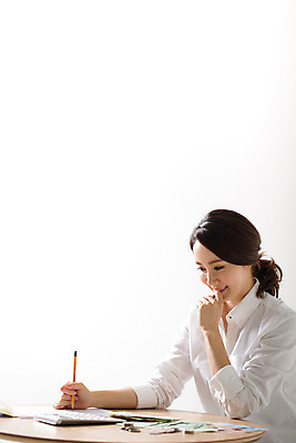포토 JPG 스튜디오촬영 우먼라이프 라이프스타일 여자 돈 모션 탁자 실내 한명 들기 사람 앉기 동양인 상반신 성인 옆모습 30대 연필 저축 한국인 절약 소중 여자만 여자한명만 성인여자만 성인한명만 성인여자한명만 장년만 장년여자만 장년여자한명만 성인만 국내포토 1 뷰포인트 가구 컨셉 학용품 인종 내부 생활 장년 금융 필기구 재산 파일형식
