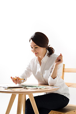 포토 JPG 스튜디오촬영 우먼라이프 라이프스타일 여자 돈 모션 탁자 실내 한명 미소 사람 앉기 동양인 상반신 성인 옆모습 30대 저축 한국인 계산기 절약 계산 소중 회계 여자만 여자한명만 성인여자만 성인한명만 성인여자한명만 장년만 장년여자만 장년여자한명만 성인만 국내포토 1 뷰포인트 가구 컨셉 문구용품 표정 인종 내부 생활 장년 금융 경제 장비 재산 파일형식