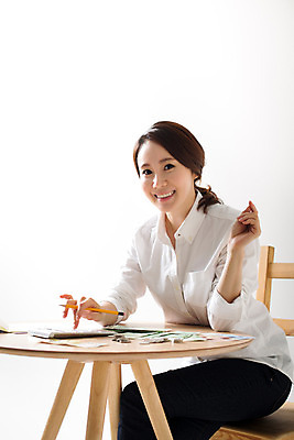 포토 JPG 스튜디오촬영 우먼라이프 라이프스타일 여자 돈 모션 탁자 실내 한명 미소 웃음 사람 앉기 동양인 손짓 상반신 성인 앞모습 옆모습 30대 저축 한국인 절약 소중 여자만 여자한명만 성인여자만 성인한명만 성인여자한명만 장년만 장년여자만 장년여자한명만 성인만 국내포토 1 뷰포인트 가구 컨셉 표정 인종 내부 생활 장년 금융 재산 파일형식