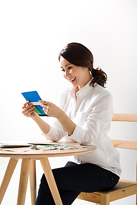 포토 JPG 스튜디오촬영 우먼라이프 라이프스타일 여자 모션 탁자 실내 한명 웃음 들기 사람 앉기 동양인 상반신 성인 옆모습 30대 저축 한국인 절약 소중 통장 여자만 여자한명만 성인여자만 성인한명만 성인여자한명만 장년만 장년여자만 장년여자한명만 성인만 국내포토 1 뷰포인트 가구 컨셉 표정 인종 내부 생활 장년 금융 파일형식