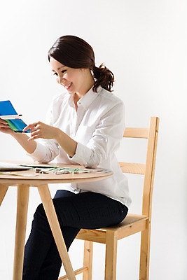 포토 JPG 스튜디오촬영 우먼라이프 라이프스타일 여자 모션 탁자 실내 한명 웃음 들기 사람 앉기 동양인 상반신 성인 옆모습 30대 저축 한국인 절약 소중 통장 여자만 여자한명만 성인여자만 성인한명만 성인여자한명만 장년만 장년여자만 장년여자한명만 성인만 국내포토 1 뷰포인트 가구 컨셉 표정 인종 내부 생활 장년 금융 파일형식