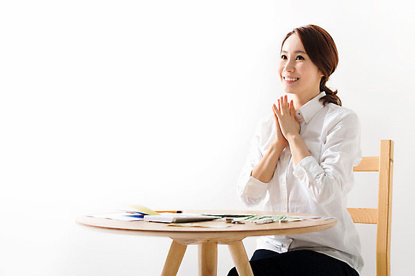 포토 JPG 스튜디오촬영 우먼라이프 라이프스타일 응시 여자 생각 모션 탁자 실내 한명 미소 웃음 사람 앉기 동양인 손짓 상반신 성인 옆모습 30대 저축 한국인 절약 소중 손모으기 여자만 여자한명만 성인여자만 성인한명만 성인여자한명만 장년만 장년여자만 장년여자한명만 성인만 국내포토 1 시선 뷰포인트 가구 컨셉 표정 인종 내부 생활 장년 금융 파일형식