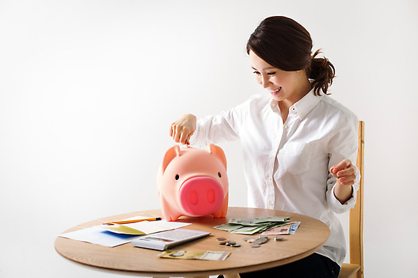 포토 JPG 스튜디오촬영 우먼라이프 라이프스타일 여자 모션 탁자 실내 한명 웃음 사람 동양인 상반신 성인 앞모습 30대 저축 한국인 돼지저금통 절약 소중 여자만 여자한명만 성인여자만 성인한명만 성인여자한명만 장년만 장년여자만 장년여자한명만 성인만 국내포토 1 뷰포인트 가구 컨셉 표정 인종 내부 생활 장년 금융 저금통 파일형식