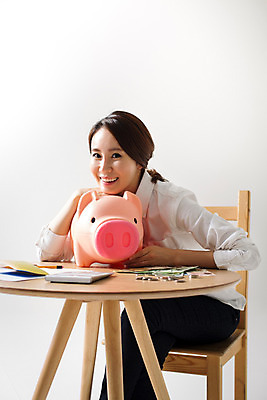포토 JPG 스튜디오촬영 우먼라이프 라이프스타일 여자 안기 모션 탁자 실내 한명 미소 웃음 사람 앉기 동양인 상반신 성인 앞모습 30대 저축 한국인 돼지저금통 절약 소중 여자만 여자한명만 성인여자만 성인한명만 성인여자한명만 장년만 장년여자만 장년여자한명만 성인만 국내포토 1 뷰포인트 가구 컨셉 표정 인종 내부 생활 장년 금융 저금통 파일형식