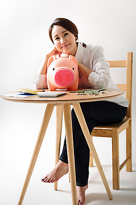 포토 JPG 스튜디오촬영 전신 우먼라이프 라이프스타일 여자 안기 모션 탁자 실내 한명 미소 웃음 사람 앉기 동양인 성인 앞모습 30대 저축 한국인 돼지저금통 절약 소중 여자만 여자한명만 성인여자만 성인한명만 성인여자한명만 장년만 장년여자만 장년여자한명만 성인만 국내포토 1 뷰포인트 가구 컨셉 표정 인종 내부 생활 장년 금융 저금통 파일형식