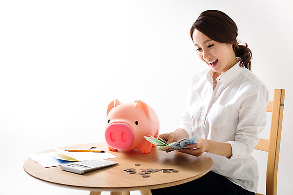 포토 JPG 스튜디오촬영 우먼라이프 라이프스타일 여자 돈 모션 탁자 실내 한명 미소 웃음 들기 사람 앉기 동양인 상반신 성인 옆모습 30대 저축 한국인 돼지저금통 절약 소중 여자만 여자한명만 성인여자만 성인한명만 성인여자한명만 장년만 장년여자만 장년여자한명만 성인만 국내포토 1 뷰포인트 가구 컨셉 표정 인종 내부 생활 장년 금융 저금통 재산 파일형식
