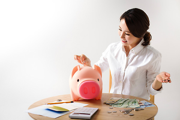 포토 JPG 스튜디오촬영 우먼라이프 라이프스타일 여자 돈 모션 탁자 실내 한명 웃음 사람 앉기 동양인 상반신 성인 앞모습 30대 저축 한국인 돼지저금통 절약 소중 여자만 여자한명만 성인여자만 성인한명만 성인여자한명만 장년만 장년여자만 장년여자한명만 성인만 국내포토 1 뷰포인트 가구 컨셉 표정 인종 내부 생활 장년 금융 저금통 재산 파일형식