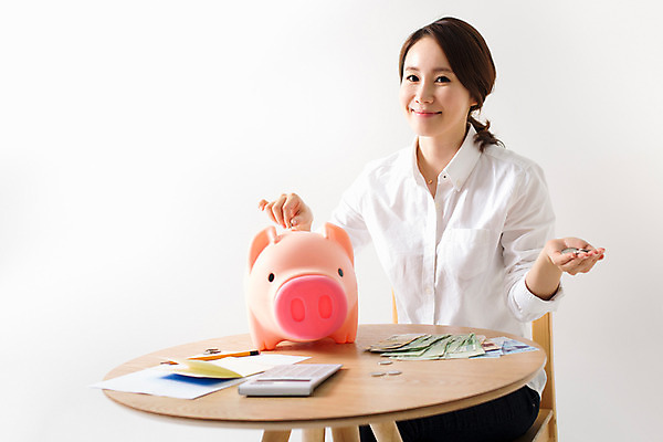 포토 JPG 스튜디오촬영 우먼라이프 라이프스타일 여자 돈 모션 탁자 실내 한명 웃음 사람 앉기 동양인 상반신 성인 앞모습 30대 저축 한국인 돼지저금통 절약 소중 여자만 여자한명만 성인여자만 성인한명만 성인여자한명만 장년만 장년여자만 장년여자한명만 성인만 국내포토 1 뷰포인트 가구 컨셉 표정 인종 내부 생활 장년 금융 저금통 재산 파일형식