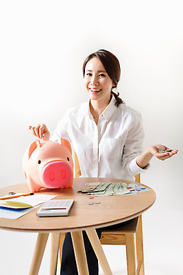 포토 JPG 스튜디오촬영 우먼라이프 라이프스타일 여자 돈 모션 탁자 실내 한명 웃음 사람 앉기 동양인 상반신 성인 앞모습 30대 저축 한국인 돼지저금통 절약 소중 여자만 여자한명만 성인여자만 성인한명만 성인여자한명만 장년만 장년여자만 장년여자한명만 성인만 국내포토 1 뷰포인트 가구 컨셉 표정 인종 내부 생활 장년 금융 저금통 재산 파일형식