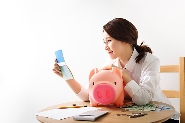 포토 JPG 스튜디오촬영 우먼라이프 라이프스타일 여자 모션 탁자 실내 한명 웃음 들기 사람 앉기 동양인 상반신 성인 옆모습 30대 저축 한국인 돼지저금통 절약 소중 통장 여자만 여자한명만 성인여자만 성인한명만 성인여자한명만 장년만 장년여자만 장년여자한명만 성인만 국내포토 1 뷰포인트 가구 컨셉 표정 인종 내부 생활 장년 금융 저금통 파일형식