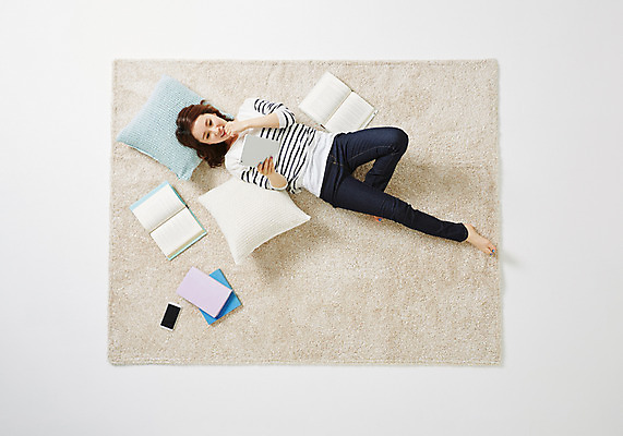 포토 JPG 스튜디오촬영 전신 우먼라이프 라이프스타일 여자 여유 모션 휴식 실내 한명 들기 사람 동양인 성인 앞모습 30대 하이앵글 태블릿 눕기 한국인 웹서핑 여자만 여자한명만 성인여자만 성인한명만 성인여자한명만 장년만 장년여자만 장년여자한명만 성인만 국내포토 1 감정 뷰포인트 컨셉 인종 내부 생활 장년 전자제품 스마트기기 파일형식