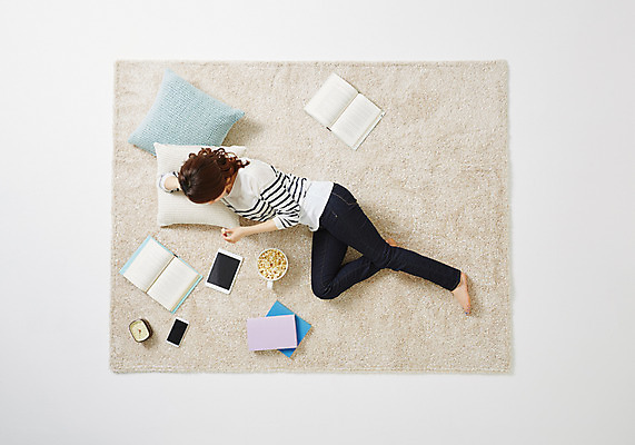 포토 JPG 스튜디오촬영 전신 우먼라이프 라이프스타일 여자 여유 쿠션 모션 휴식 실내 한명 사람 동양인 성인 옆모습 책 30대 하이앵글 눕기 한국인 먹기 팝콘 여자만 여자한명만 성인여자만 성인한명만 성인여자한명만 장년만 장년여자만 장년여자한명만 성인만 혼족 국내포토 1 감정 뷰포인트 컨셉 인종 내부 생활 장년 싱글라이프 파일형식