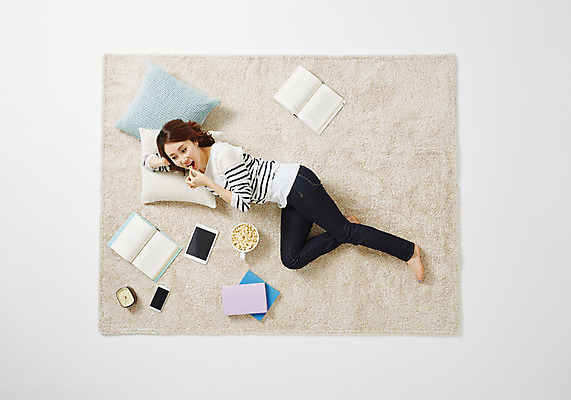 포토 JPG 스튜디오촬영 전신 우먼라이프 라이프스타일 여자 여유 쿠션 모션 휴식 실내 한명 사람 동양인 성인 옆모습 책 30대 하이앵글 눕기 한국인 올려보기 먹기 팝콘 여자만 여자한명만 성인여자만 성인한명만 성인여자한명만 장년만 장년여자만 장년여자한명만 성인만 혼족 국내포토 1 감정 뷰포인트 컨셉 인종 내부 생활 장년 싱글라이프 파일형식